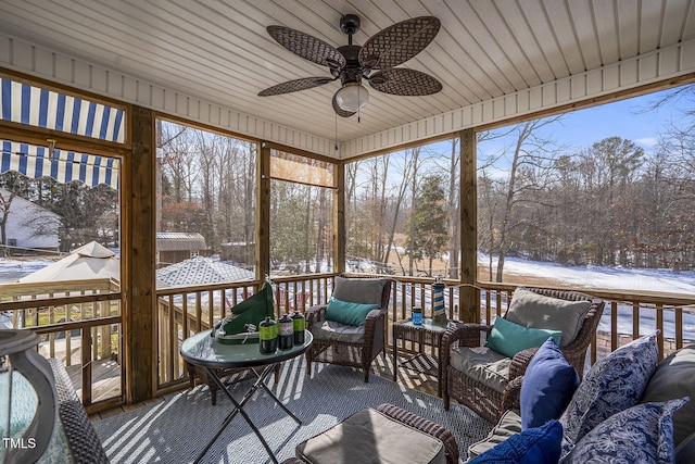 sunroom with ceiling fan