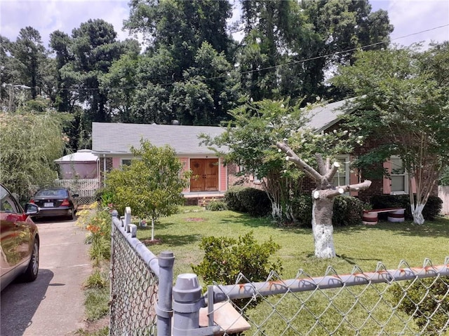 view of front of property featuring a front yard