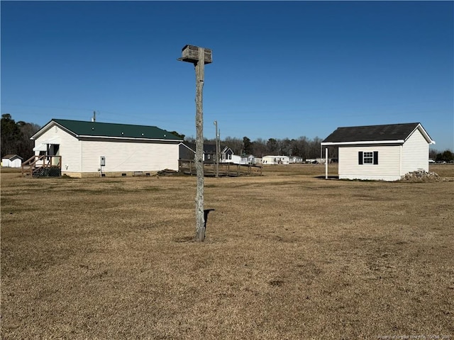 view of yard with an outbuilding