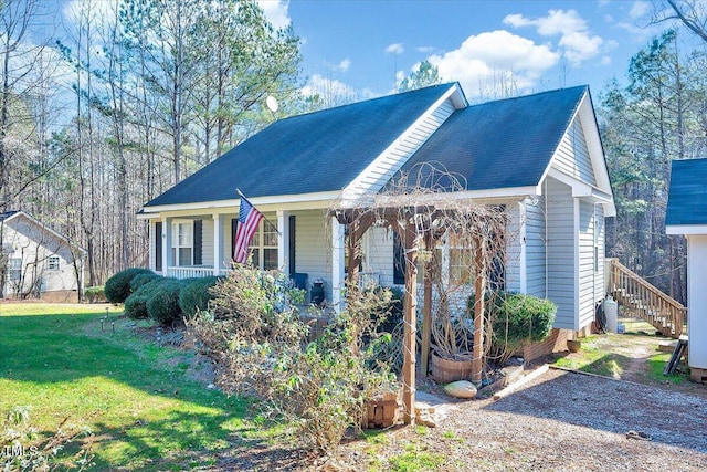 view of front of house with covered porch and a front lawn