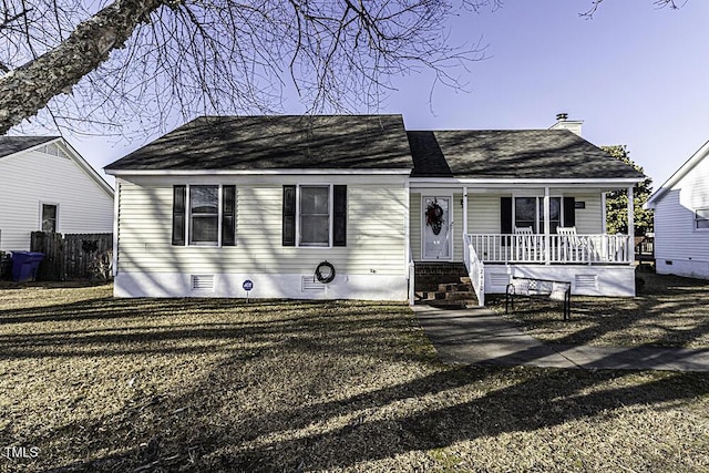 view of front facade featuring a porch and a front lawn