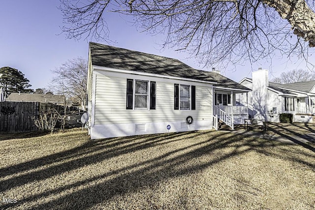 view of front of home featuring a front lawn