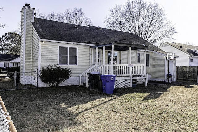 view of front of property featuring a front lawn