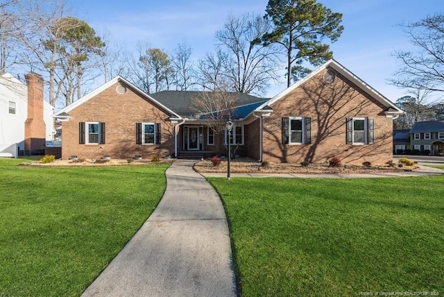 ranch-style home featuring a front lawn