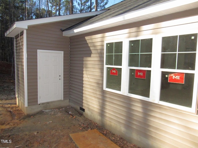 property entrance with crawl space