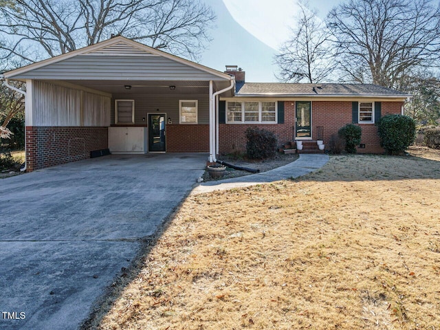 view of front of property featuring a carport