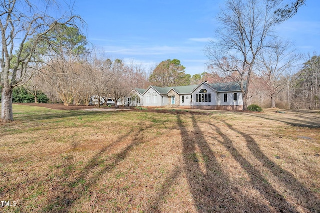 view of front facade with a front yard