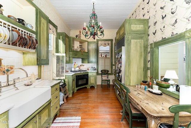 kitchen featuring sink, light hardwood / wood-style floors, a chandelier, and green cabinets