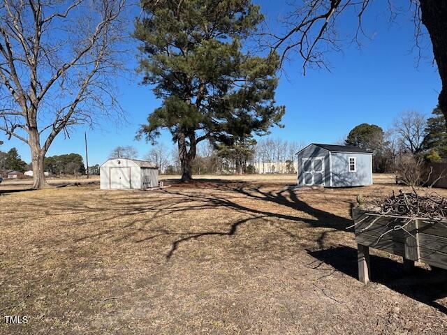 view of yard featuring a shed