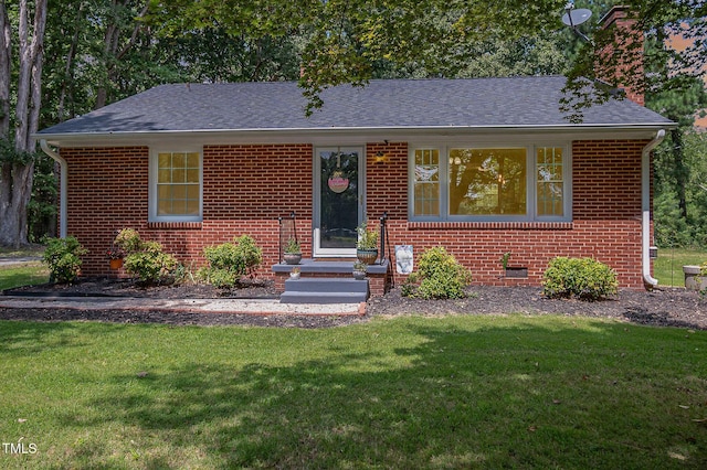 view of front facade featuring a front lawn