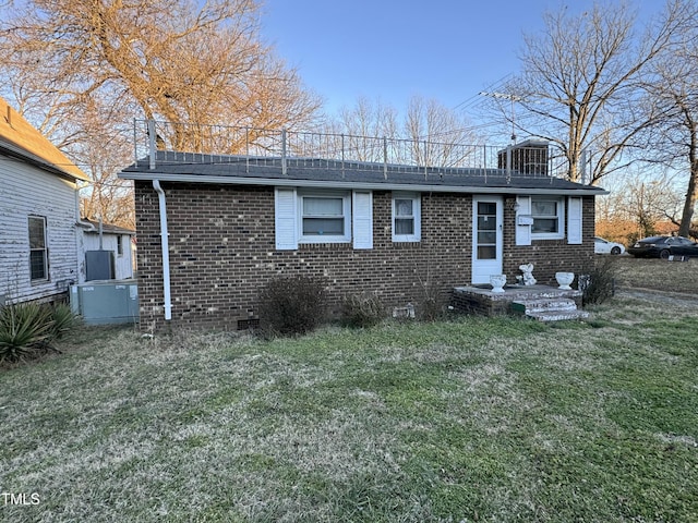 view of front facade with a front lawn