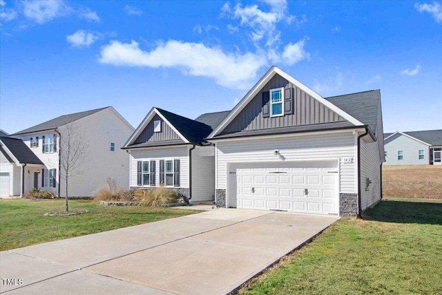 view of front of home featuring a front yard