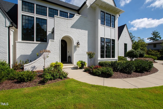 view of front of house with a front yard