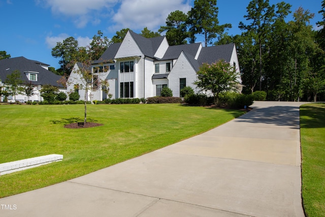 view of front of property featuring a front lawn