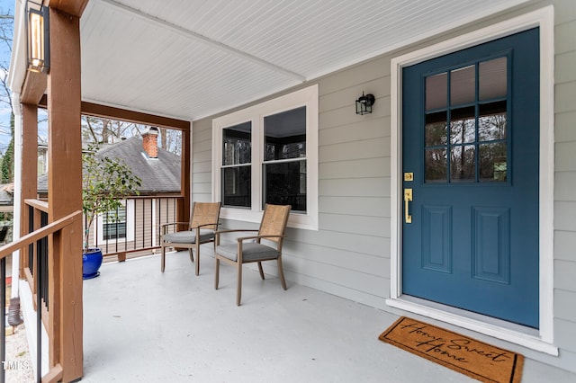 entrance to property featuring covered porch