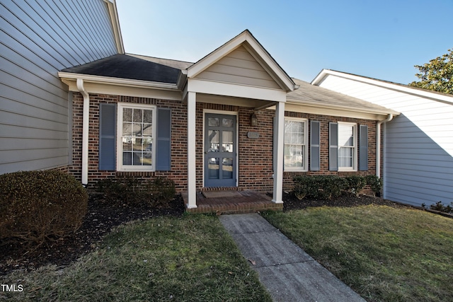 view of front of property featuring a front yard