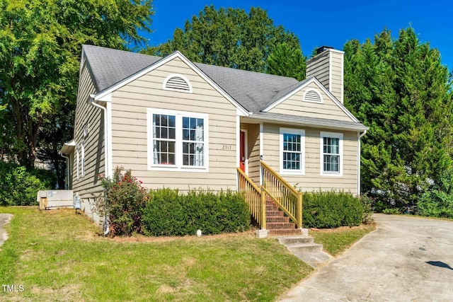 view of front of property with a front lawn