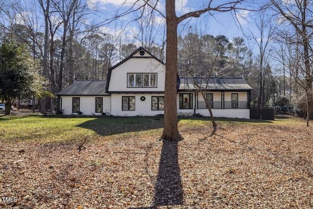 view of front of property featuring a front lawn