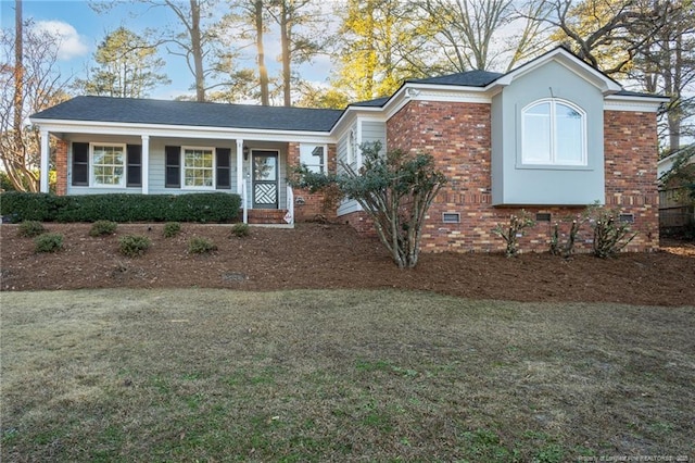 view of front facade featuring a front lawn