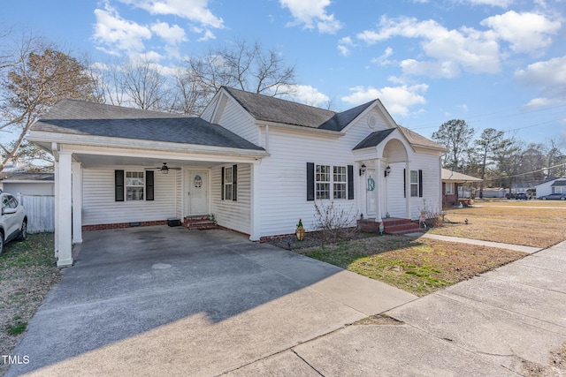 view of front of house featuring a front lawn