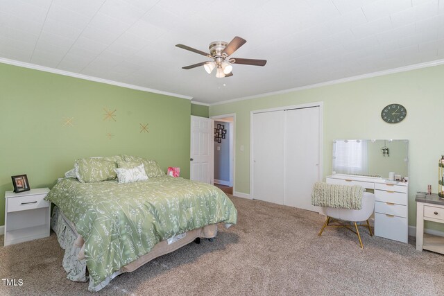 bedroom featuring crown molding, carpet floors, a closet, and ceiling fan