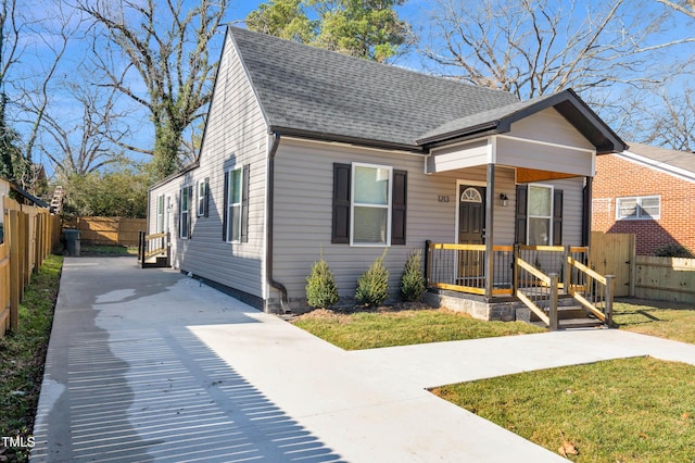 view of front of property featuring a front lawn