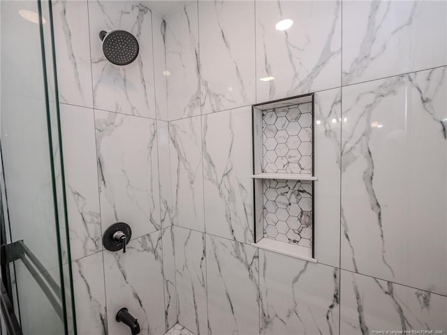 bathroom featuring a tile shower