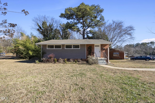 view of front of house featuring a front lawn