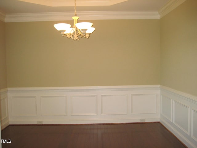 empty room with ornamental molding, dark hardwood / wood-style floors, and a chandelier