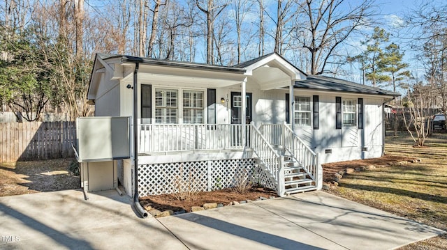 view of front of house featuring crawl space, a porch, and fence