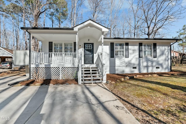 view of front facade with crawl space and a porch