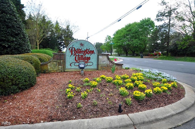 view of community / neighborhood sign