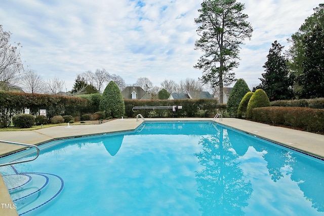 view of swimming pool