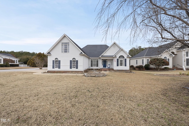 view of front of property featuring a front yard