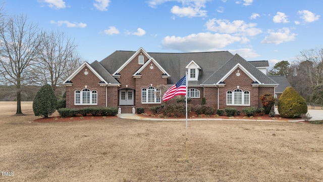 view of front of property featuring a front yard