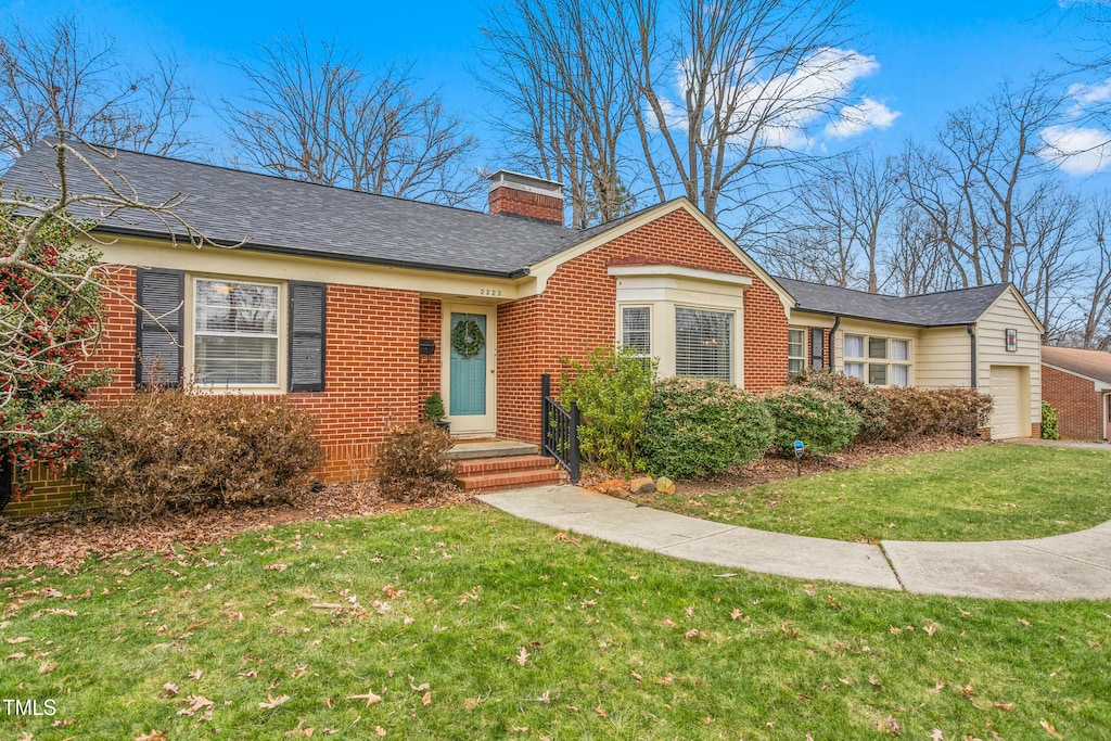 view of front facade with a garage and a front yard