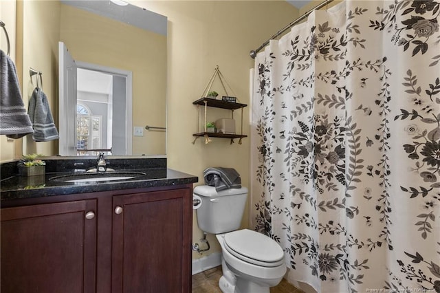 bathroom with a shower with shower curtain, vanity, and toilet