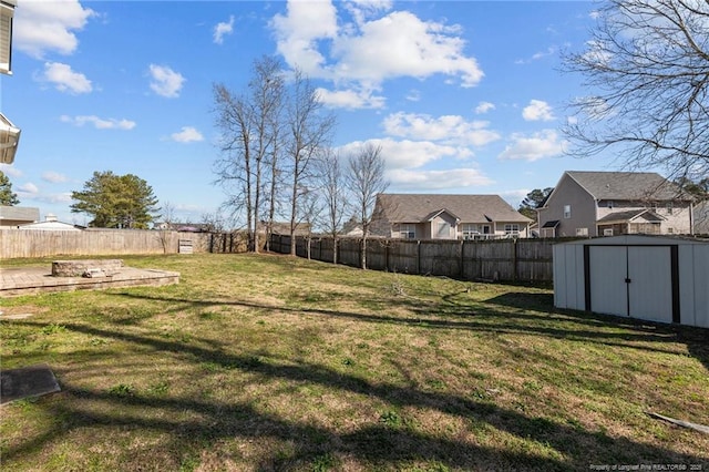 view of yard featuring a shed