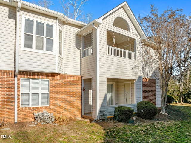 view of front of home featuring a front yard