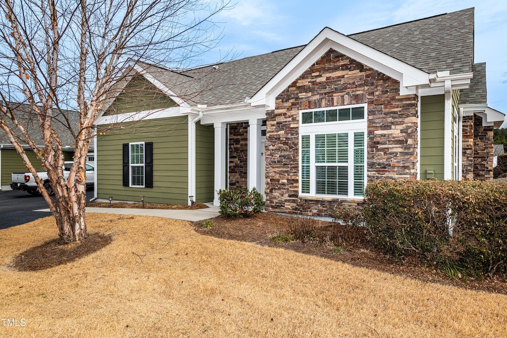 view of front of home with a front lawn