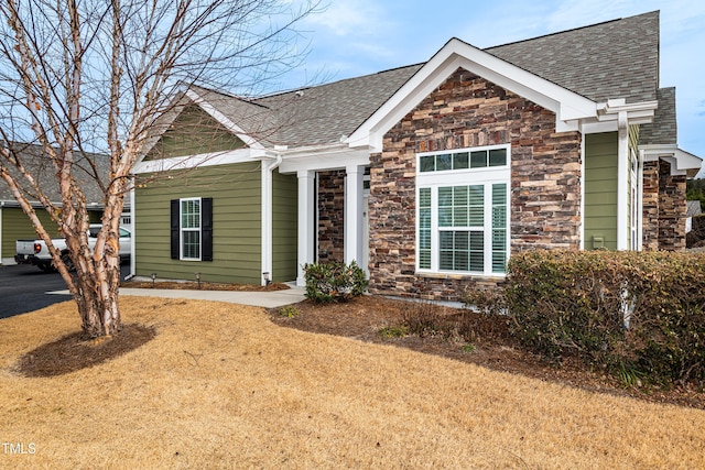 view of front of home with a front lawn