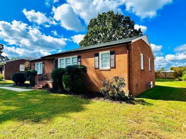 view of front facade featuring a front lawn