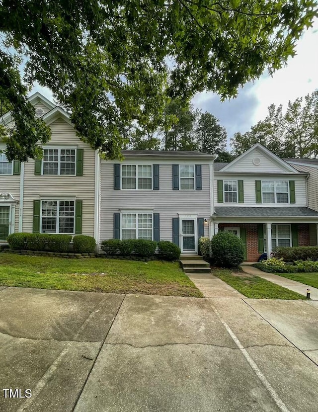 view of front of house featuring a front lawn