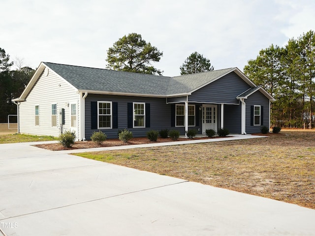 single story home with a front lawn