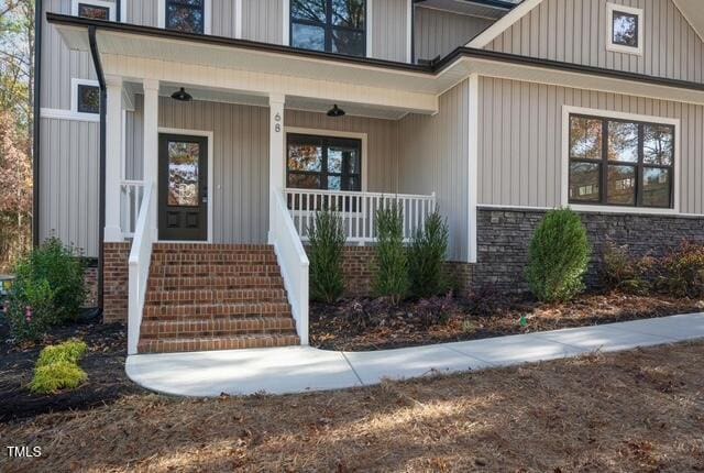 entrance to property featuring a porch