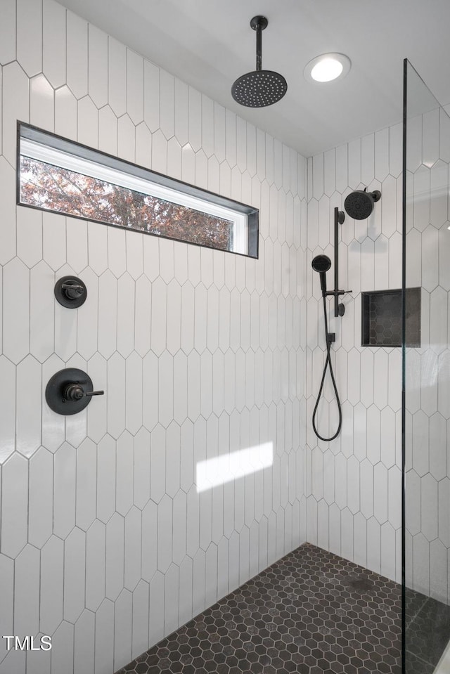 bathroom featuring tiled shower