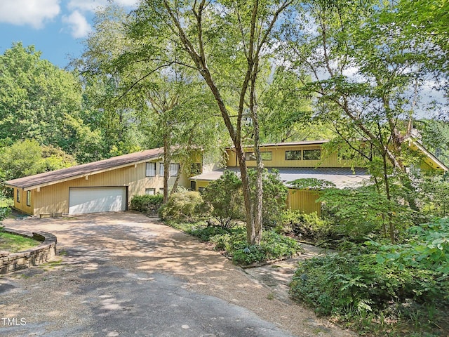 view of front facade featuring a garage