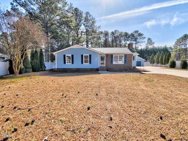 ranch-style house featuring a front yard