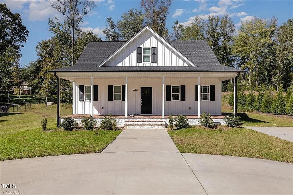 view of front of property featuring covered porch and a front lawn