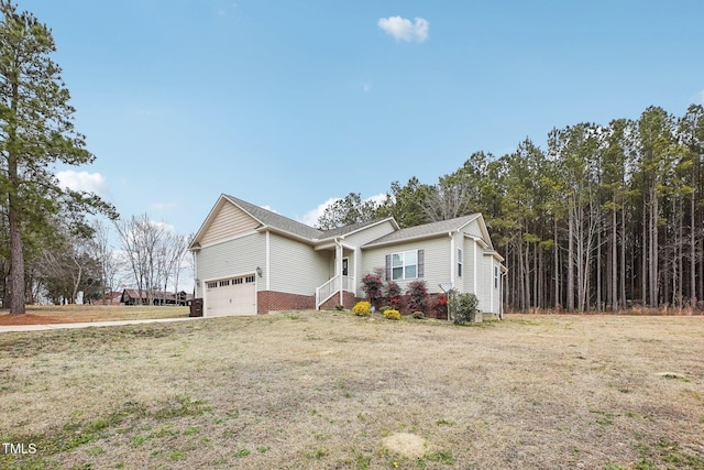 view of front of property featuring a front yard